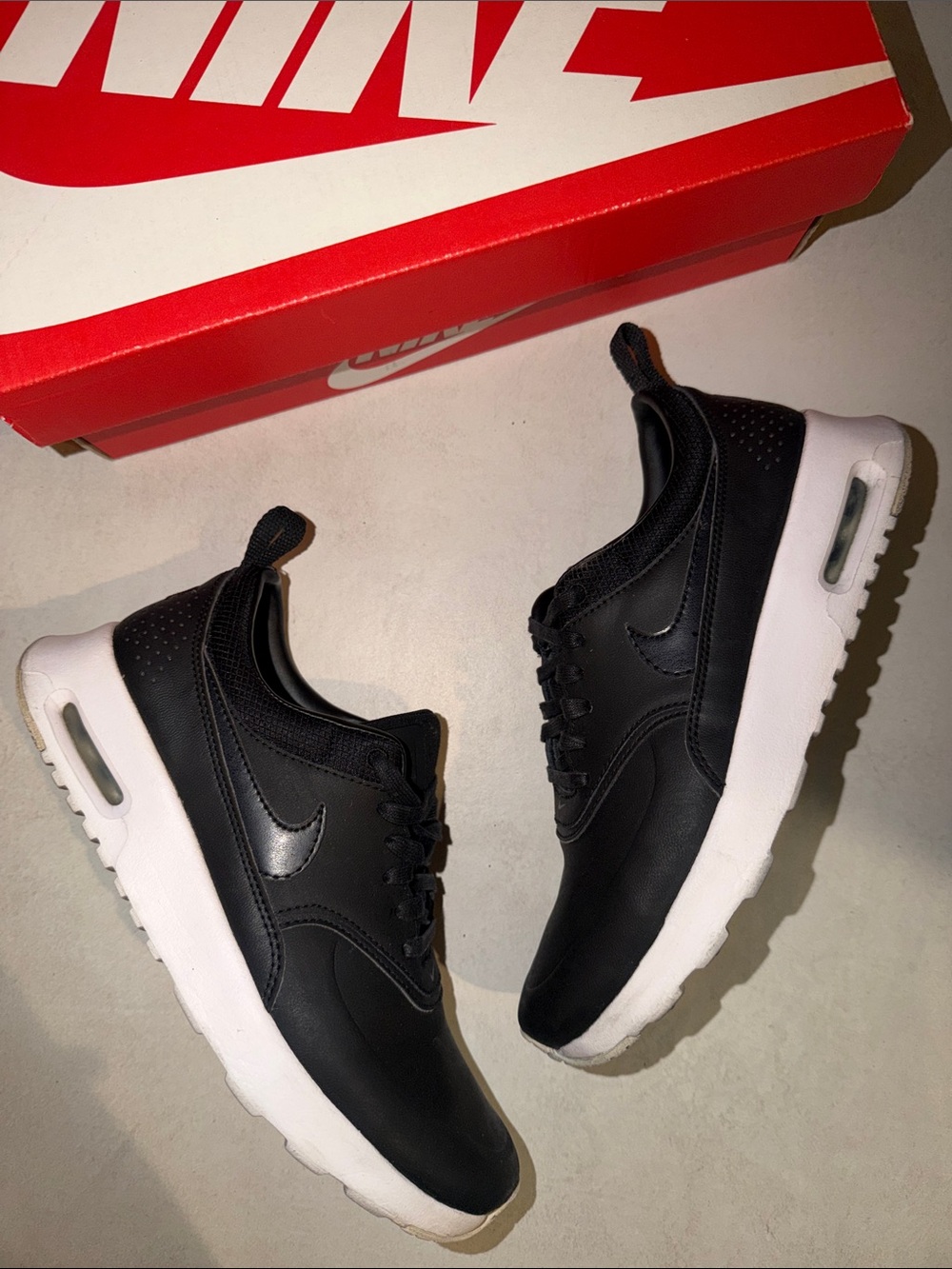 Nike 6 Air Max Thea Women’s Black White Air Low-Top Sneakers Shoes